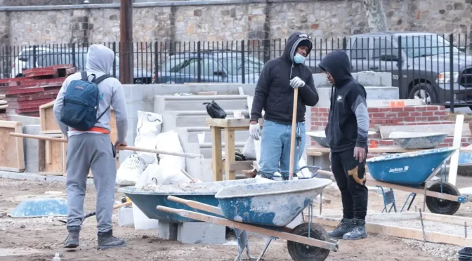 What Is The Average Hourly Pay Of Construction Workers?