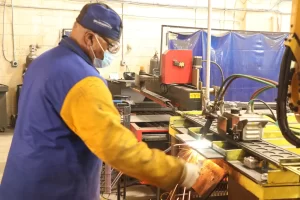 A technicai analyzing welding equipment
