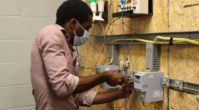 Smart Manufacturing Training: Preparing Students for Industry 4.0
