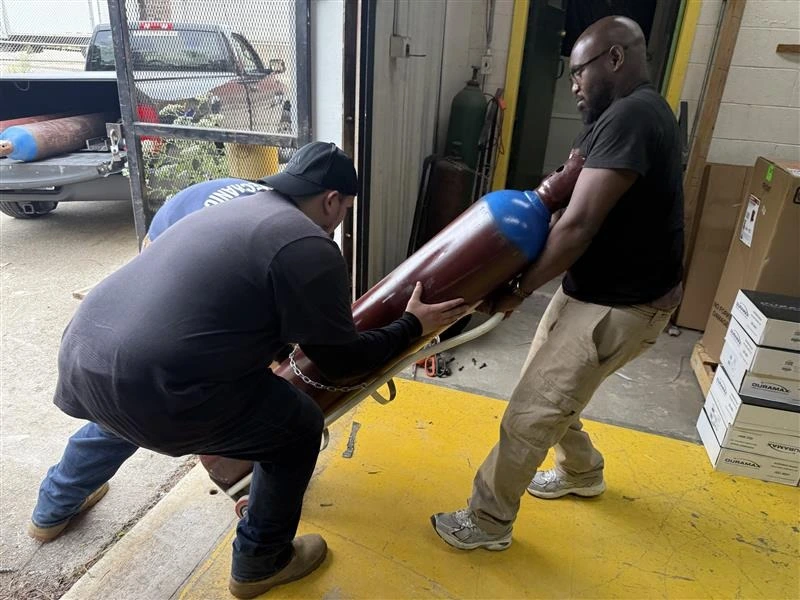 Students during day classes lifting an equipment