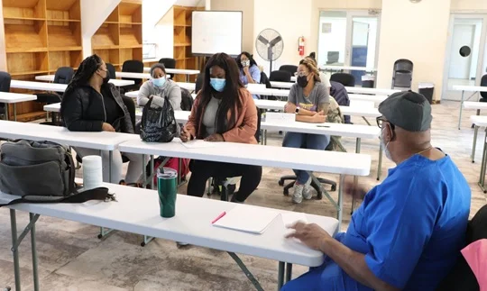 Where can I get hands-on training in robotics or manufacturing automation that’s suited for beginners?